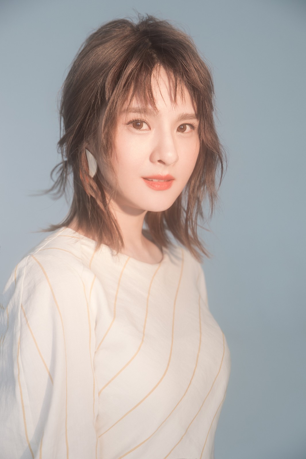 郭静光影大片惊艳来袭 跳脱舒适圈签约飞宝传媒