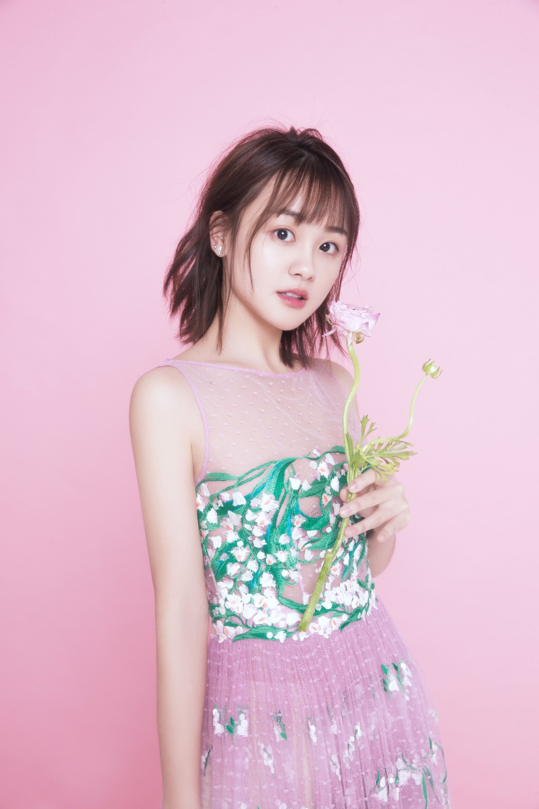 昨日七夕节,万合天宜新人演员林千鹿曝光了一组清新俏皮的写真,照片中