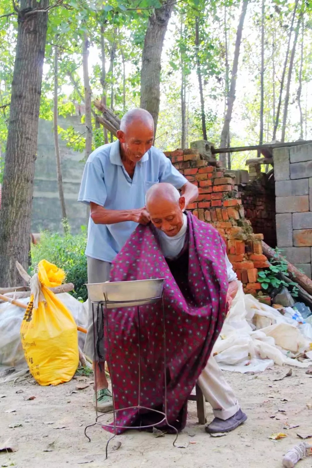 80多岁理发匠连续几天不回家为周边老人理发 一年只收一回钱