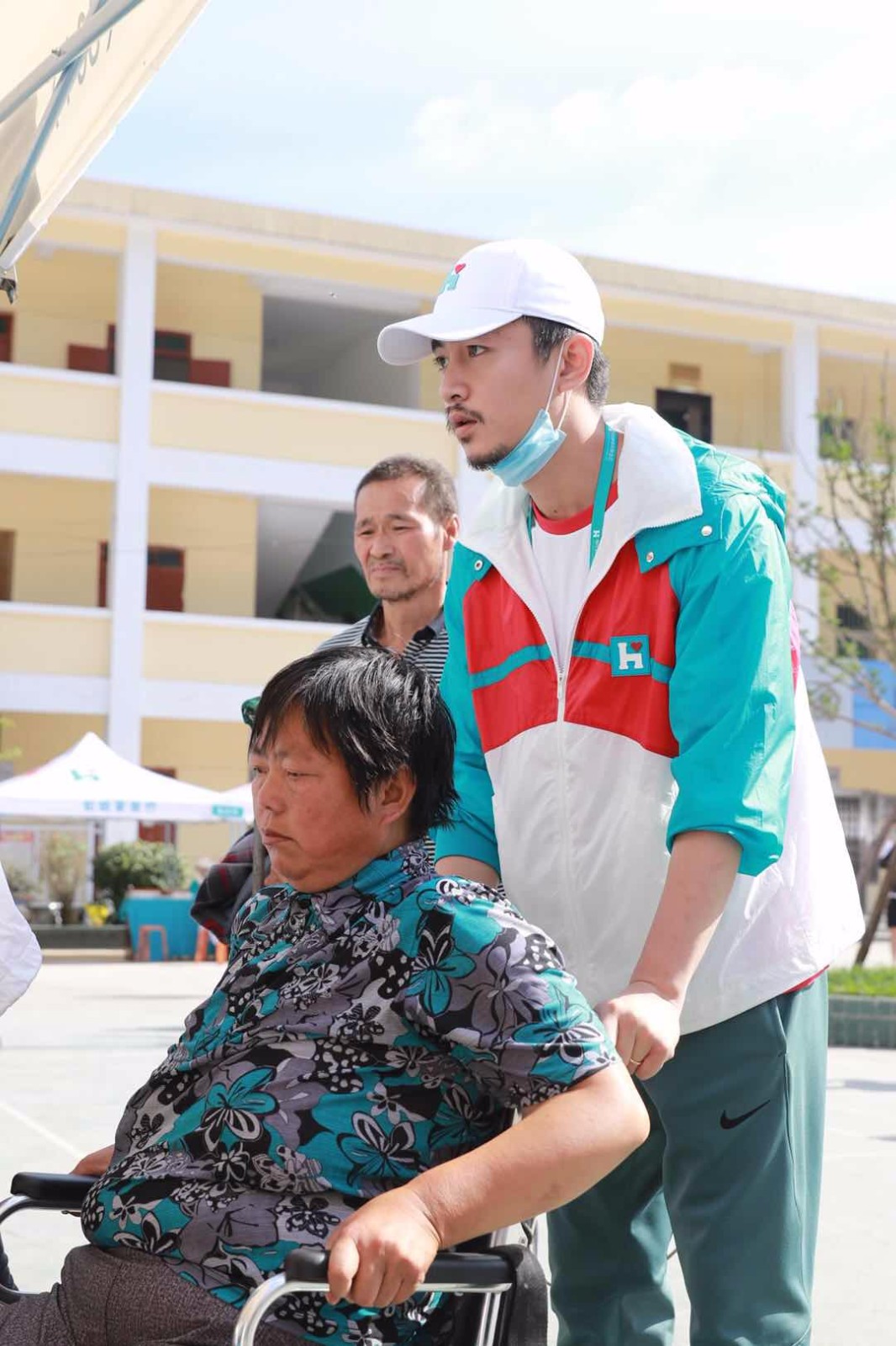 韩红蒋欣等明星素颜做公益 百人援陕公益行动进行时