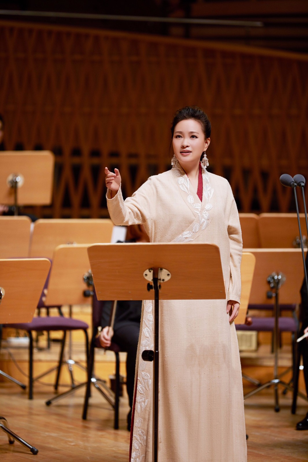 雷佳助力上海国际艺术节 演唱15首不同语言歌曲