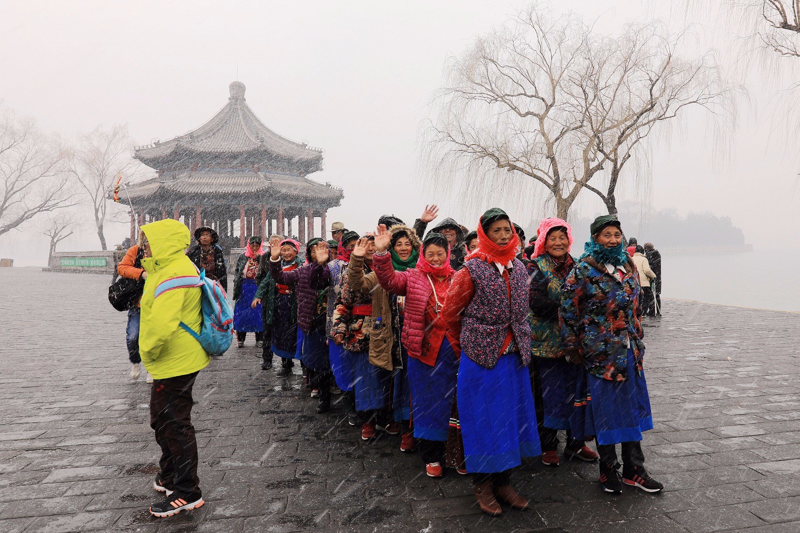 京城一群西藏的游人冒雪在颐和园十七孔桥前载歌载舞