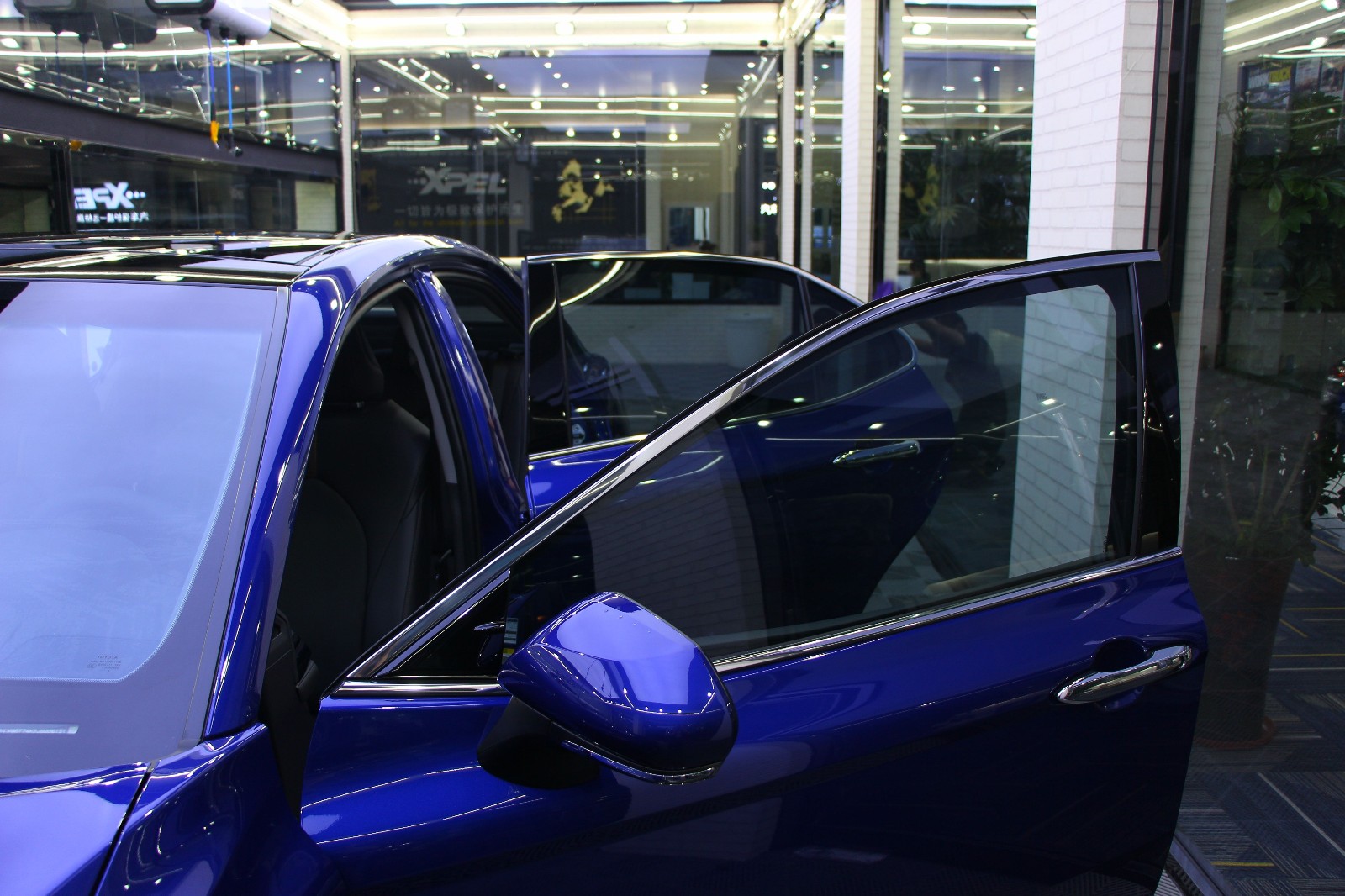 新款凯美瑞在廊坊远桥施工3m汽车隔热膜前档晶锐70侧后黑衣骑士