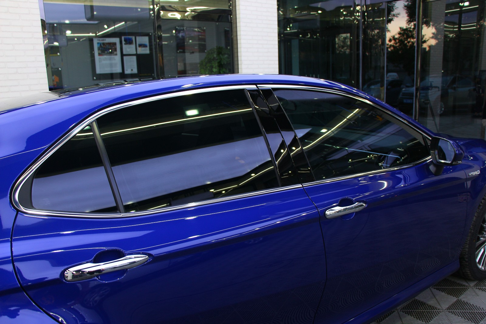 新款凯美瑞在廊坊远桥施工3m汽车隔热膜前档晶锐70侧后黑衣骑士