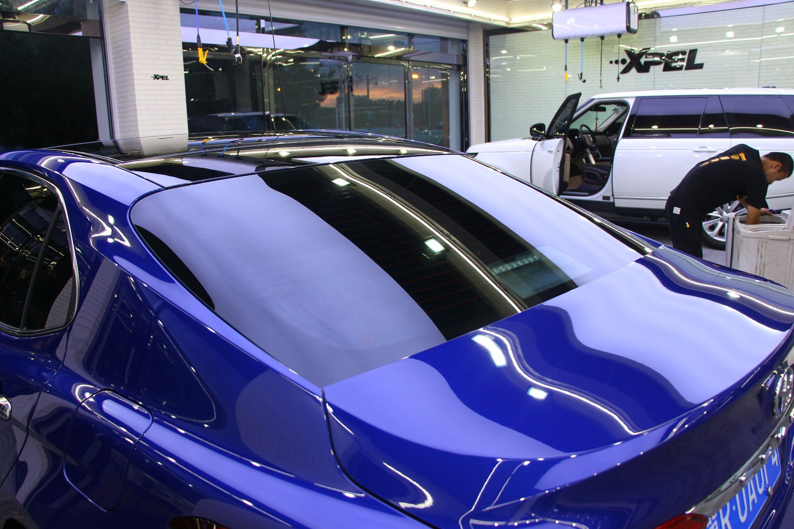 新款凯美瑞在廊坊远桥施工3m汽车隔热膜前档晶锐70侧后黑衣骑士