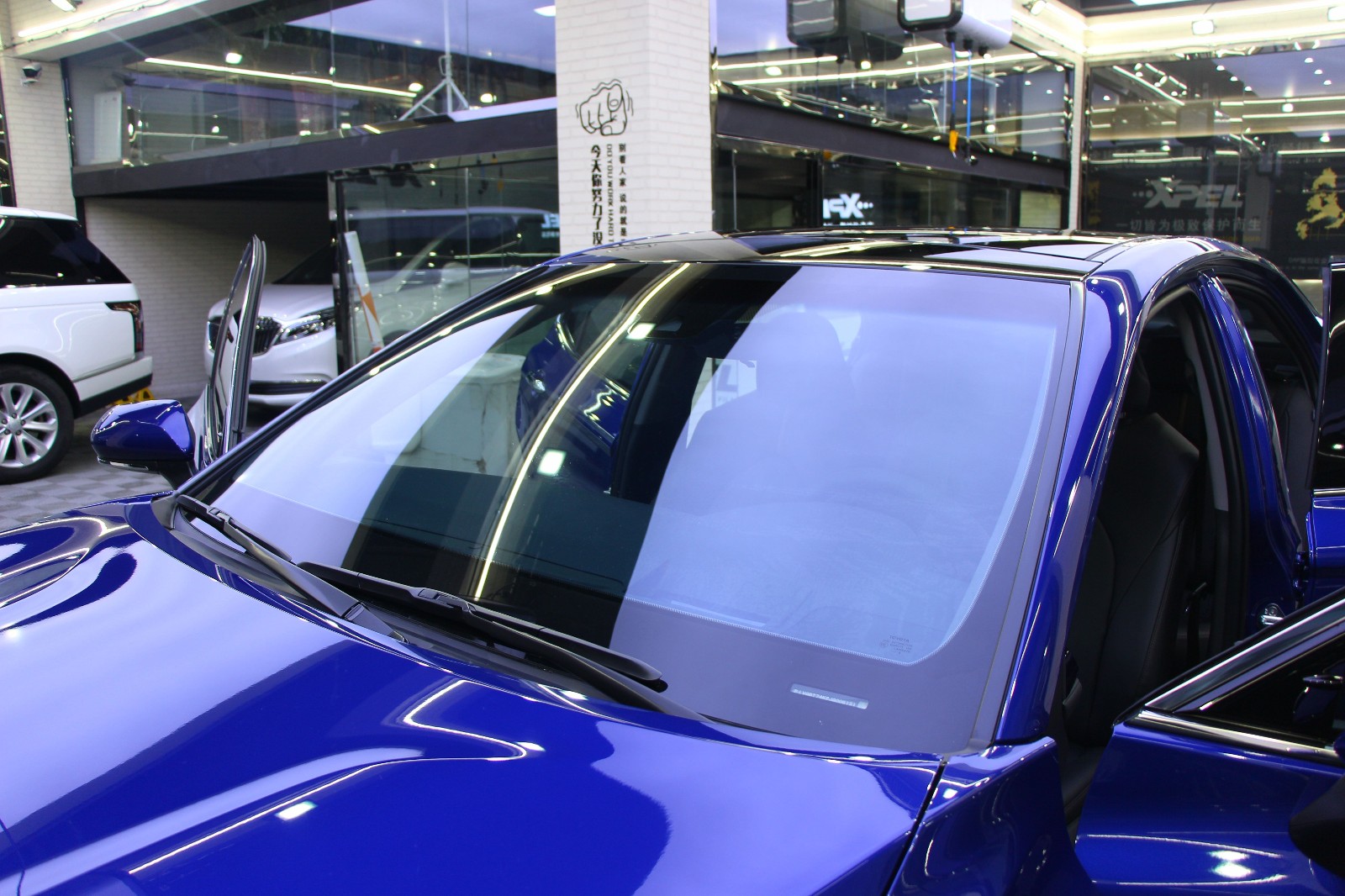 新款凯美瑞在廊坊远桥施工3m汽车隔热膜前档晶锐70侧后黑衣骑士