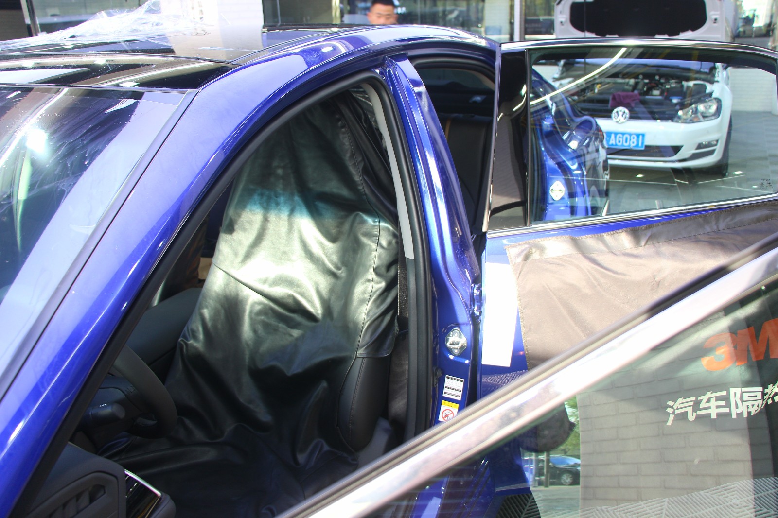 新款凯美瑞在廊坊远桥施工3m汽车隔热膜前档晶锐70侧后黑衣骑士-新浪