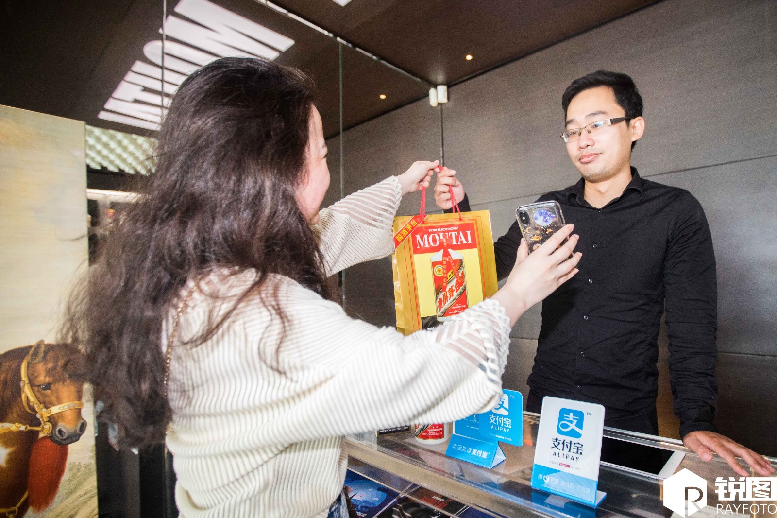 中国游客澳洲排队买茅台 机场免税店被买空_新浪看点