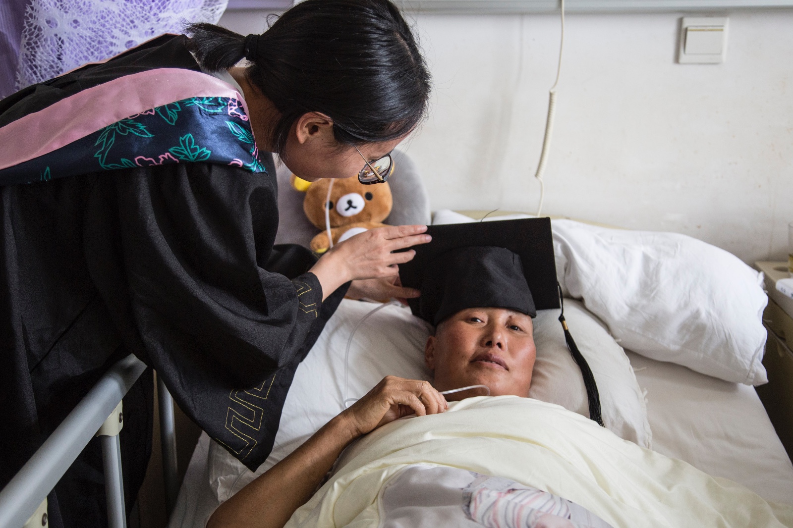 云南民族大学女生因母亲重病住院无缘毕业照7位同学为她弥补遗憾