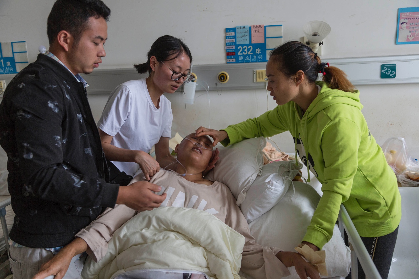 云南民族大学女生因母亲重病住院无缘毕业照7位同学为她弥补遗憾