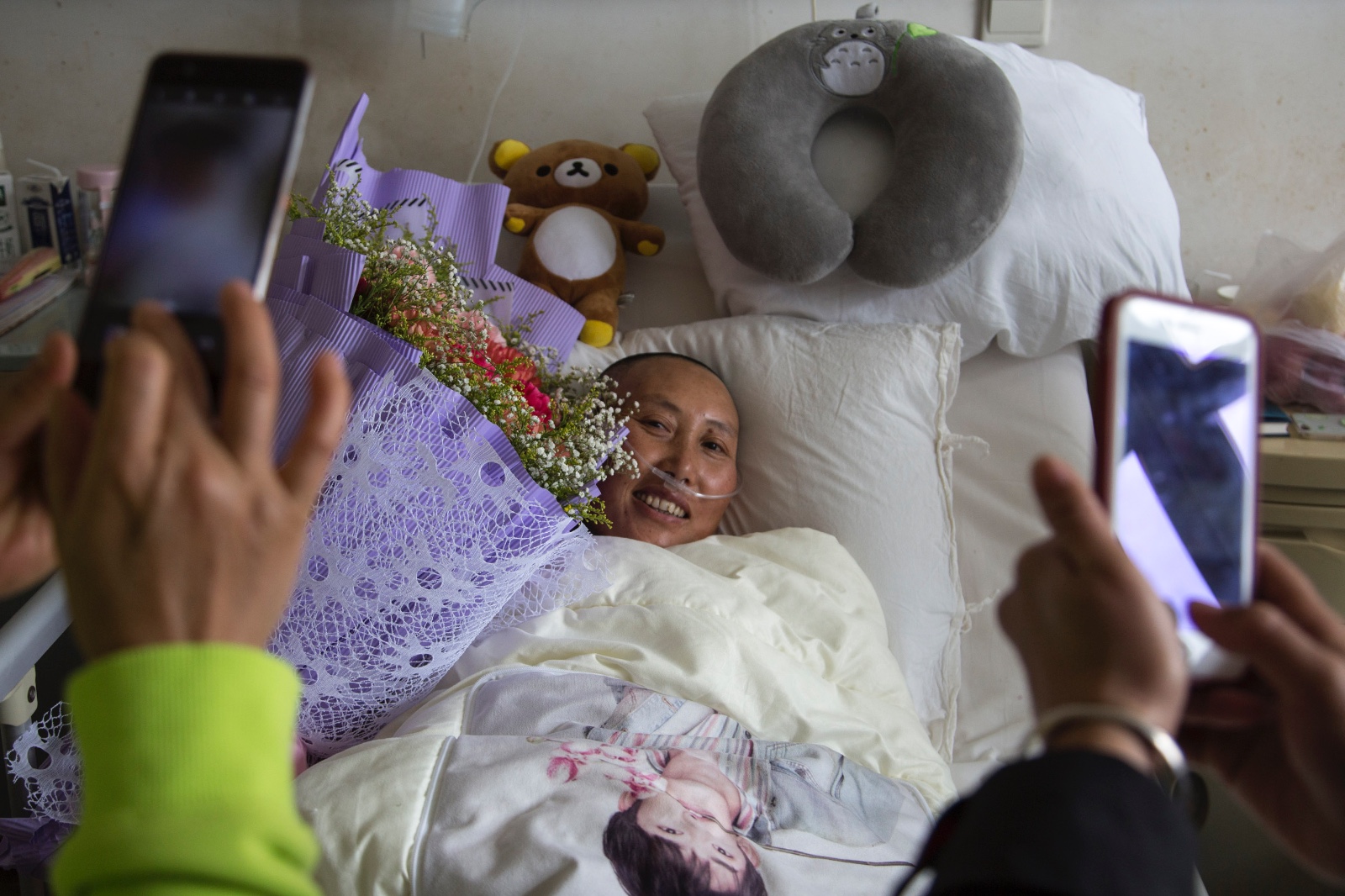 云南民族大学女生因母亲重病住院无缘毕业照7位同学为她弥补遗憾