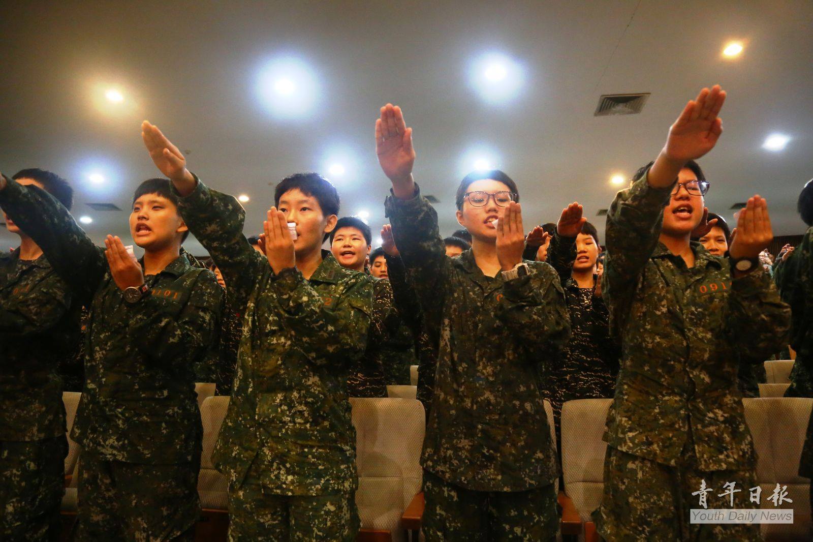 台军宣誓行罗马式举手礼,罗马式举手礼是一个右手掌心向下|举手礼