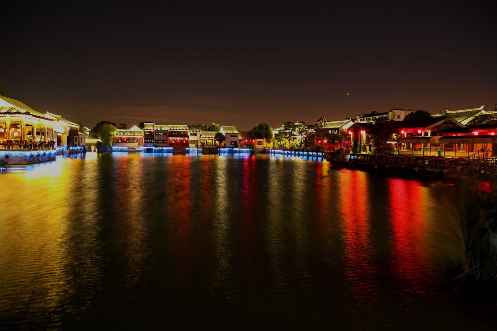 荡口古镇夜景,夜色撩人.迷离而深邃.燥热的天气,静谧的美景.