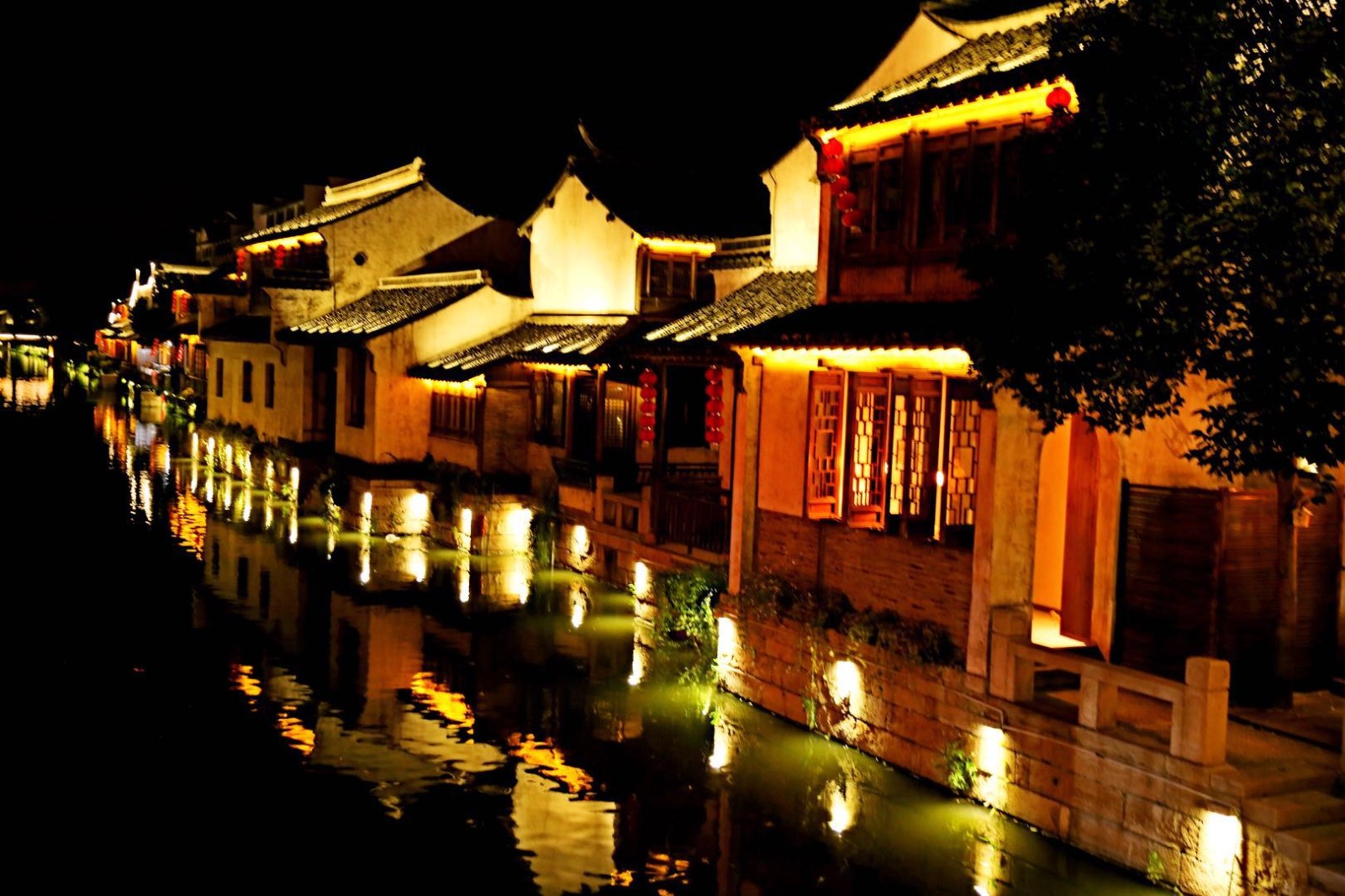 荡口古镇夜景,夜色撩人.迷离而深邃.燥热的天气,静谧的美景.