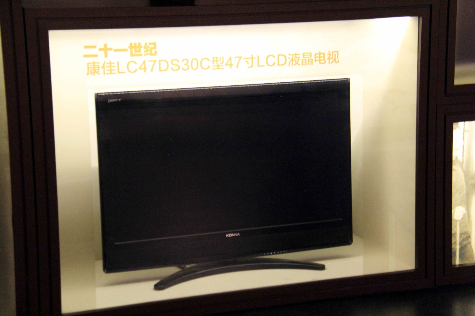 很快,背投电视机被这样的液晶电视机取代流行了,记得那时候日本夏普