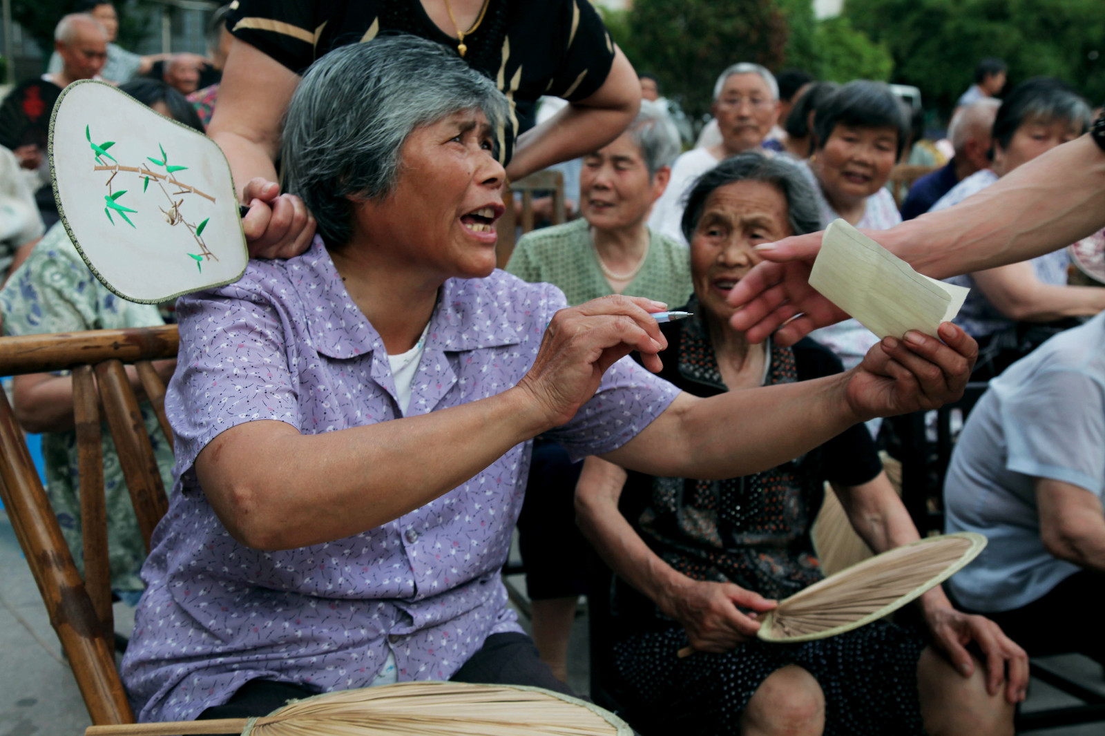 看戏喽!乡村戏班进城来,社区新市民乐开怀.
