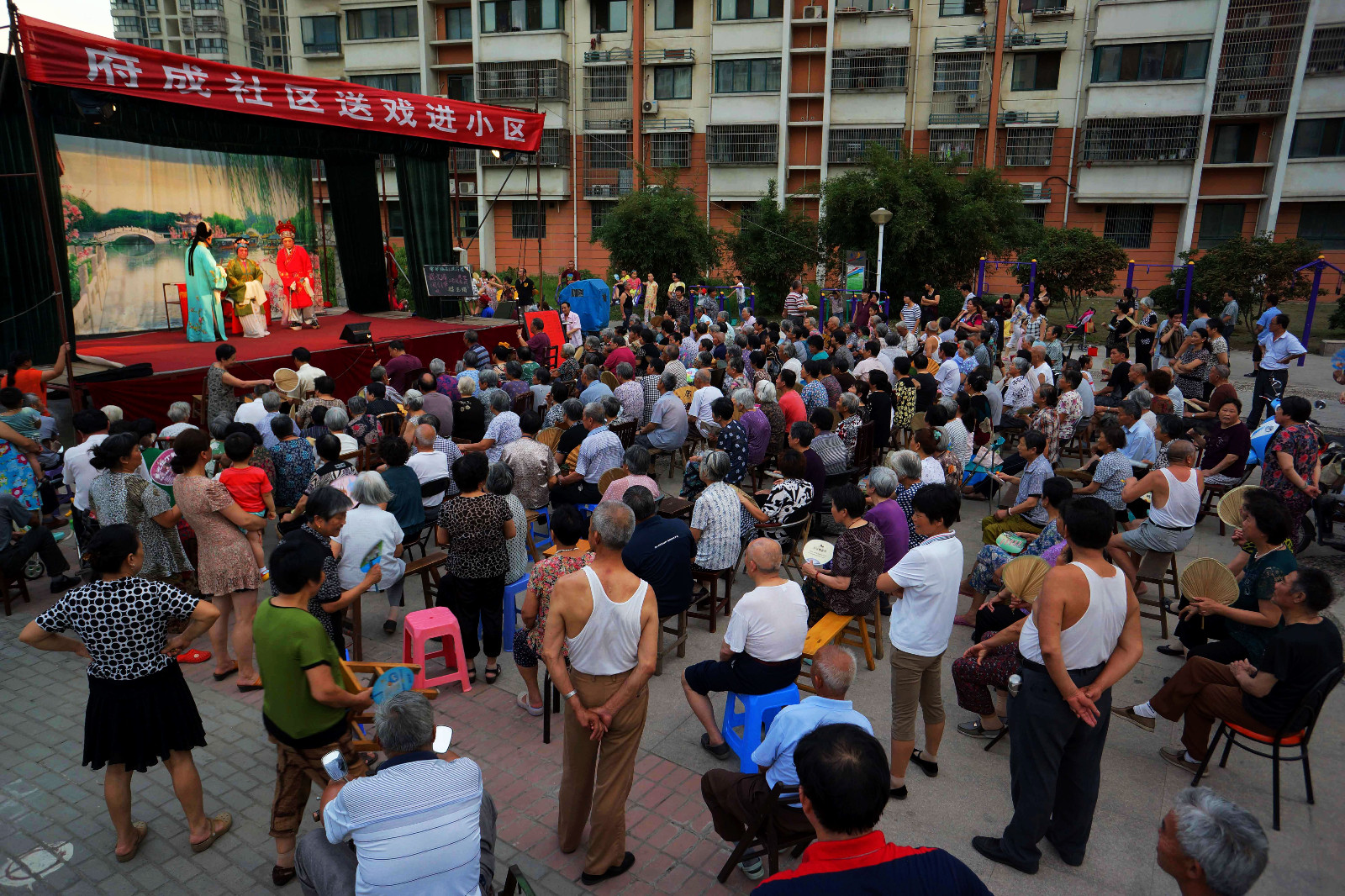 看戏喽!乡村戏班进城来,社区新市民乐开怀.