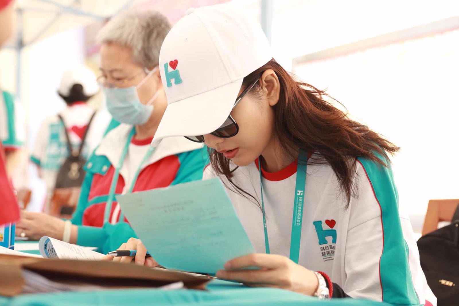 韩红蒋欣等明星素颜做公益 百人援陕公益行动进行时