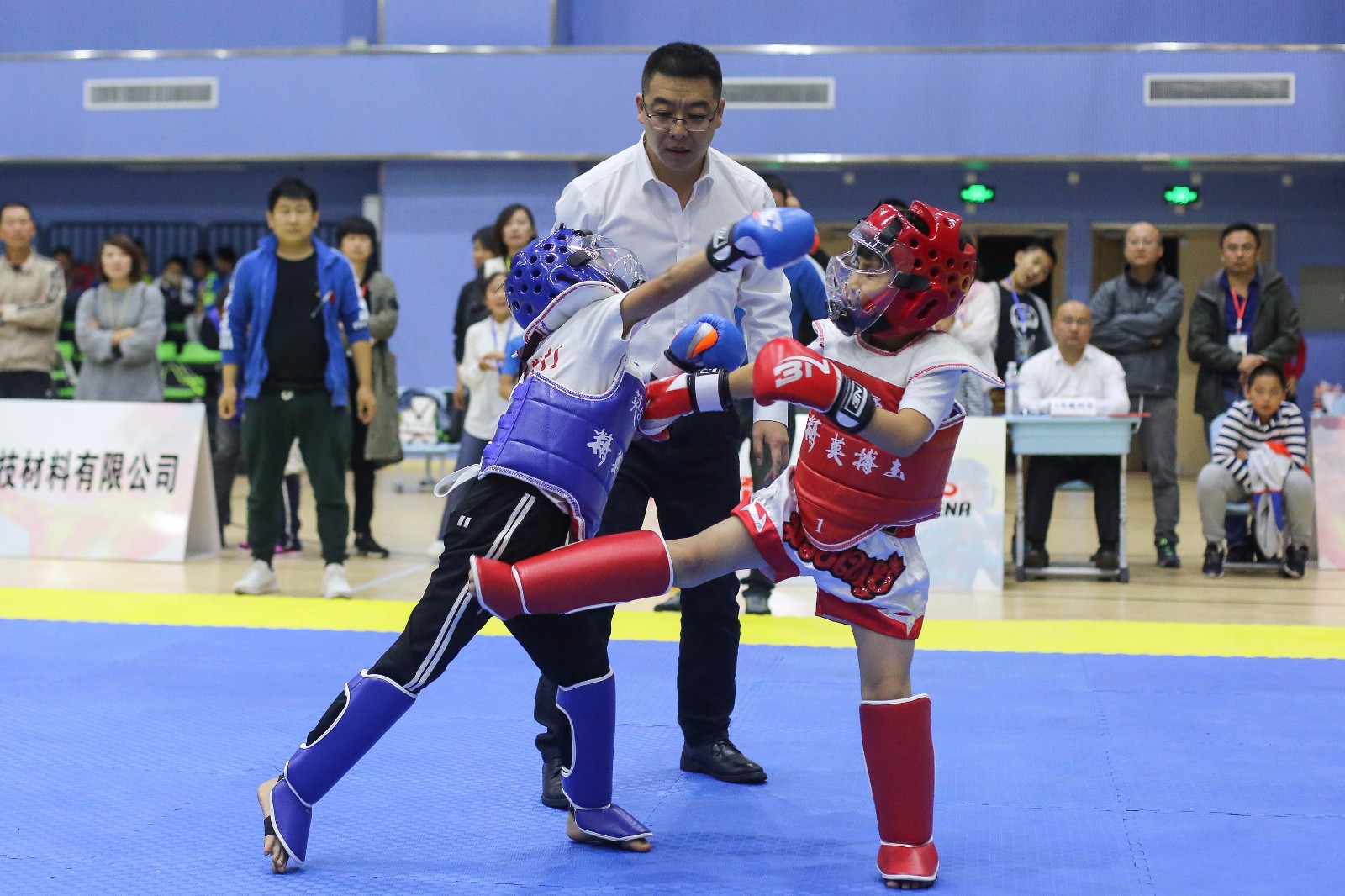 谁说只有大人才会散打?小学生武术散打锦标赛在青岛激战正酣