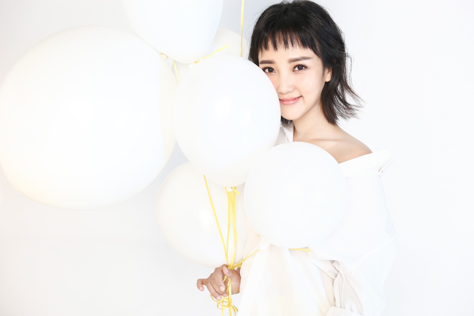 杜沁怡时尚大片曝光 眨眼睛吹气球俏皮可爱