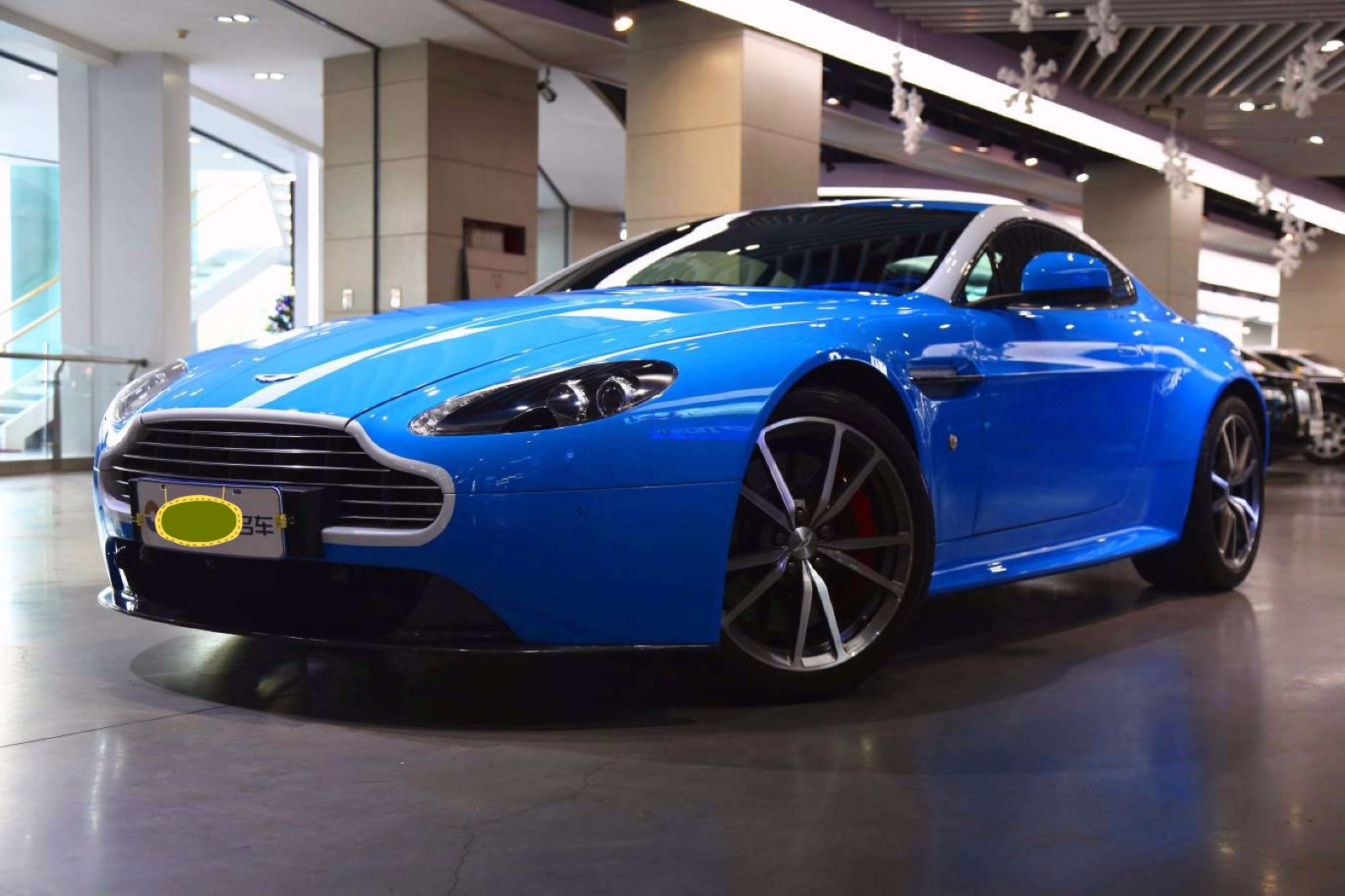 蓝色硬顶敞篷阿斯顿99马丁v8vantage47scoupe