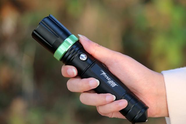 户外求生防狼神器刀电二合一战术手电筒