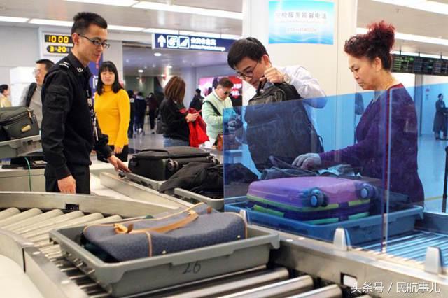 人性化的安检流程设计……在首都机场2号航站楼国内安检现场,旅客对