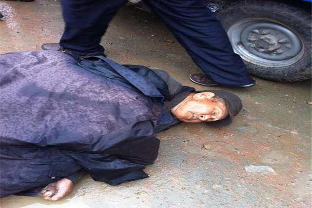 78岁老人有家不回住桥洞30年,死前捐40万,儿女不来送终