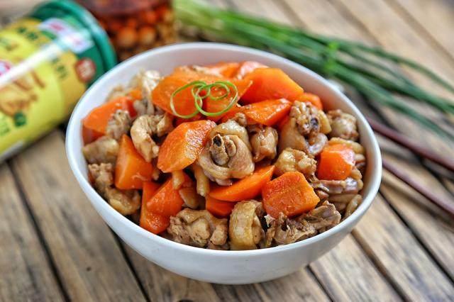 【胡萝卜烧鸡块】准备土鸡半只,胡萝卜1个,胡椒粉2克,酱油15克,蚝油10