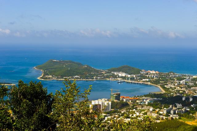 分别是三亚湾,大小东海,榆林湾,亚龙湾.凤凰岭魅力太撩人