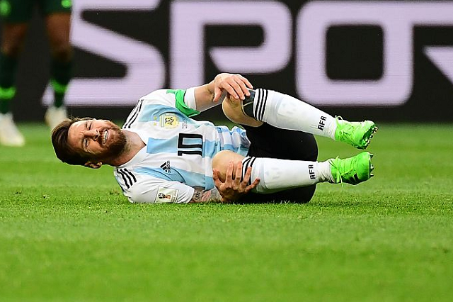 当踢不倒的梅西选择了假摔拖延时间,全世界都颇有意味地笑了