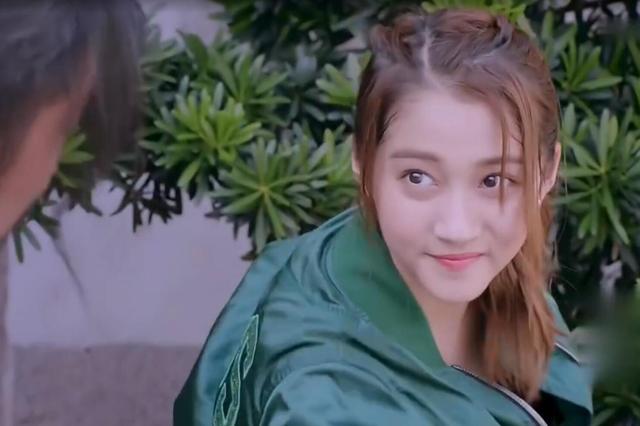 关晓彤遭粗腿替身"出卖"