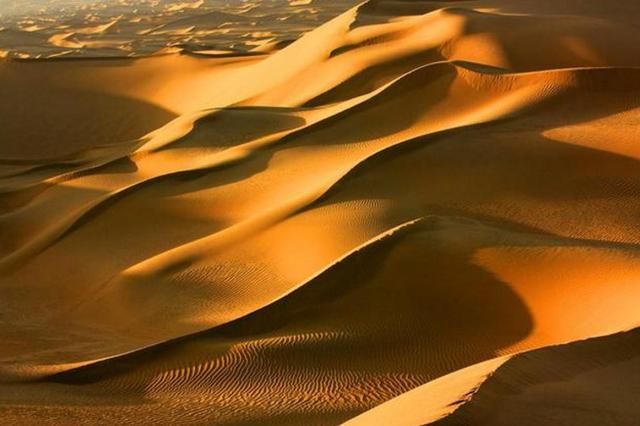 中国最大的沙漠——塔克拉玛干沙漠,是中国西部一片浩瀚,干燥的沙质