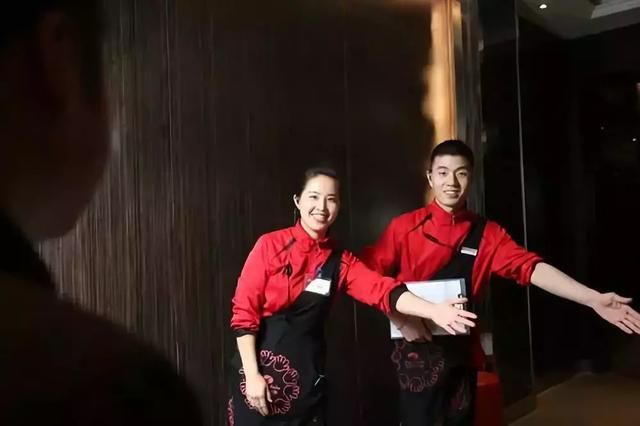 海底捞今日上市了,海底捞的成功秘诀你可能想不到|海底捞|客人|餐厅