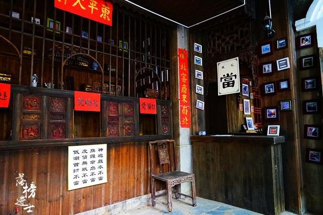 曾经的当铺,当铺中还有挂着很多旧时大圩镇的照片.