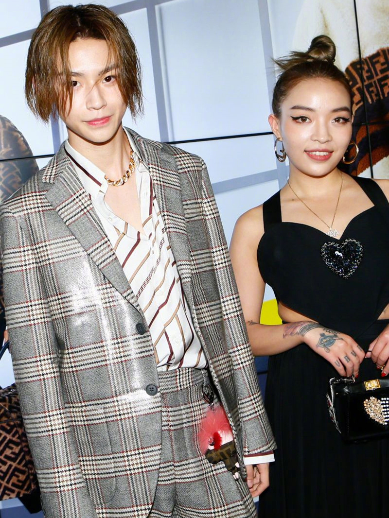 小鬼王凯琳时装周耍帅,中分长发配西装,不料被大金链子抢镜!