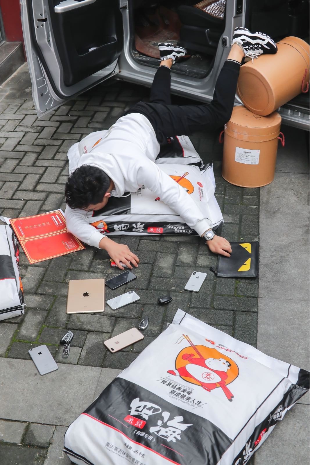 网红炫富摔:重庆厨师小哥"摔"出人生百味 画面展现不易生活