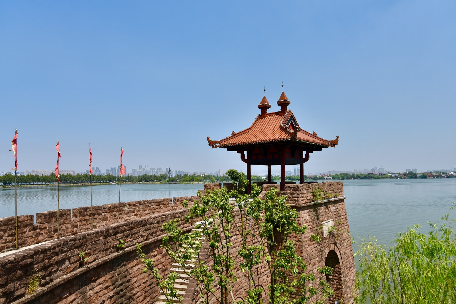 【携程攻略】武汉东湖磨山景区景点,讲述楚文化历史的一个风景区，分楚城、楚市、楚才园等多个小景区。门…