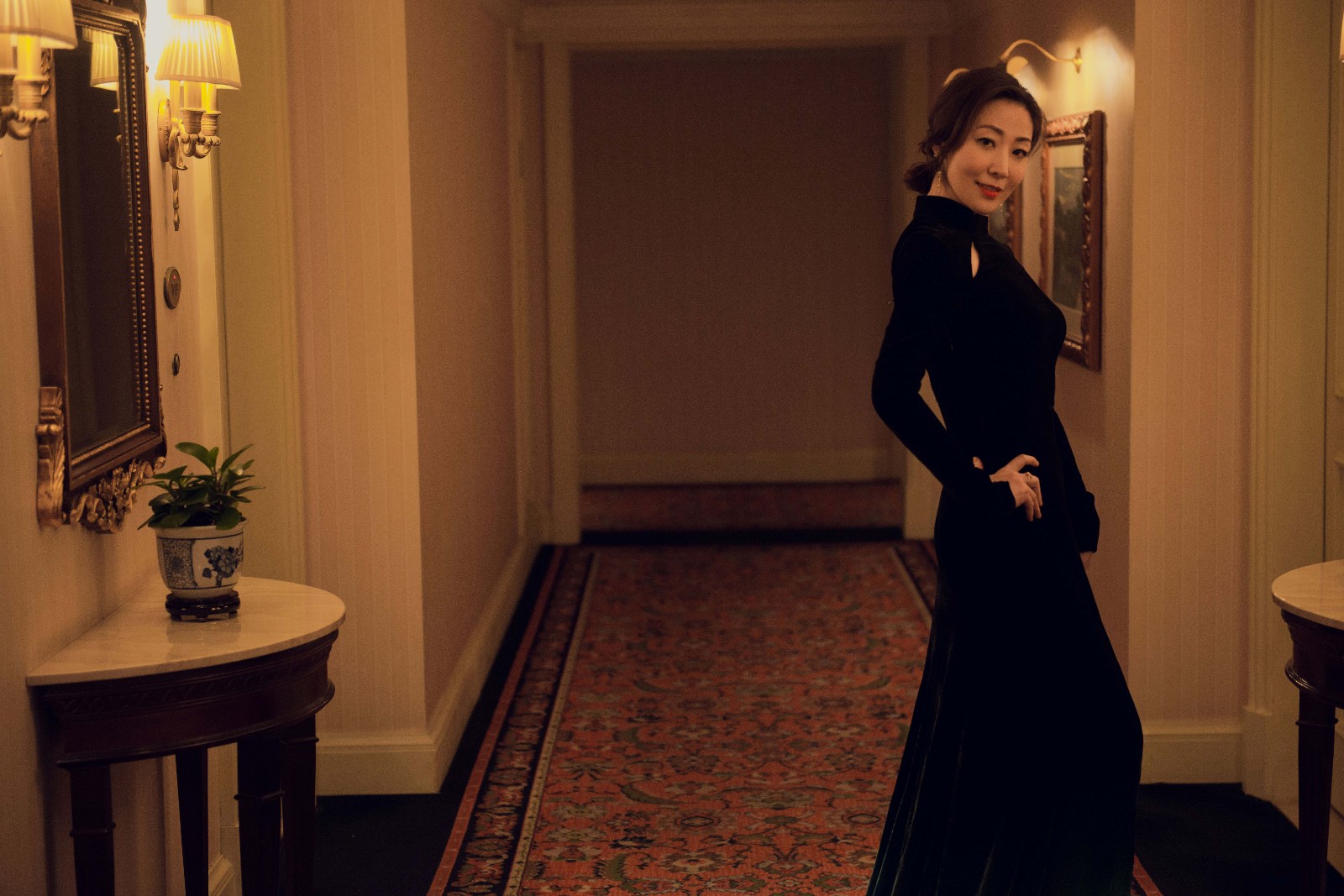 身为国家话剧院演员的赵芮不仅有着丰富的舞台剧经验,在电影电视剧上