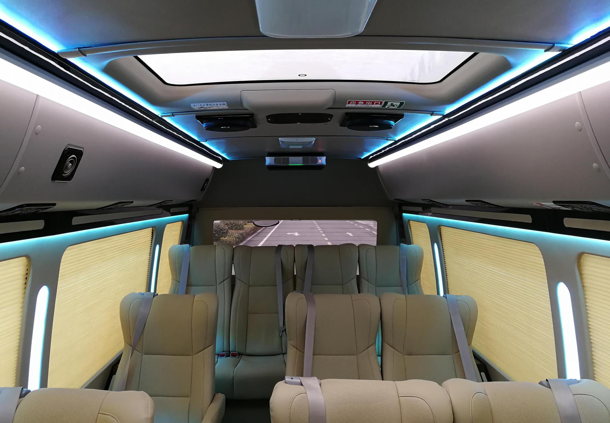 普通的大巴车,竟成了领导出门首选!内饰真豪华,打开车门后秒懂