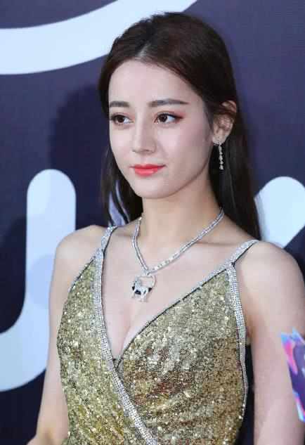 迪丽热巴穿金色深v长裙真是豁出去了真是好美啊