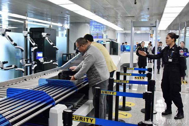 在首都机场t2航站楼国内安检现场,每天过检旅客接近4万人次.