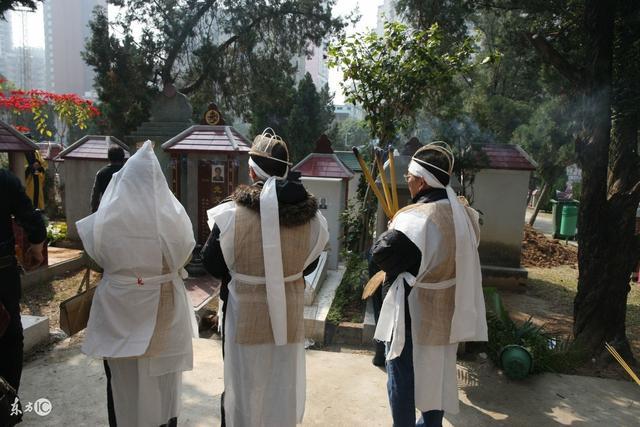 母亲下葬儿子嫌弃葬礼简陋丢面子要重办父亲赶来后儿子傻了