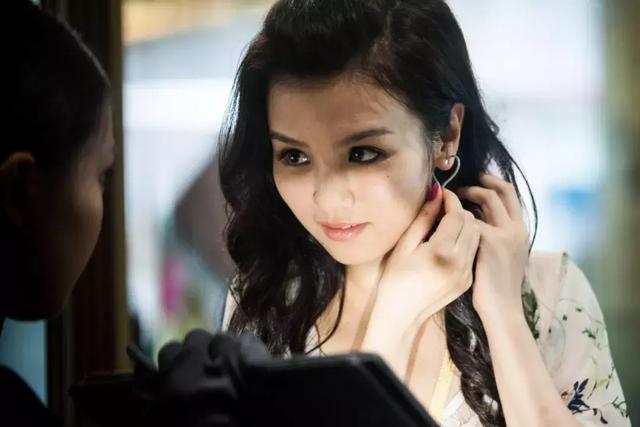 她在许鞍华的历史文艺片《明月几时有》中扮演张咏贤,表面是名媛,背地