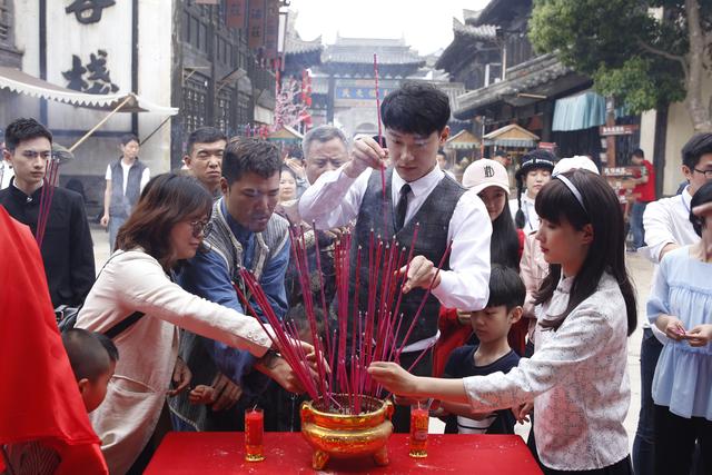 出品人包必林,微微,製片人路梅,吳嶽峰,導演一水,編劇向帶華,以及演員