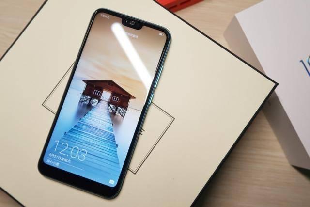 荣耀10AR黑科技拍照让照片有趣又好玩,手势特