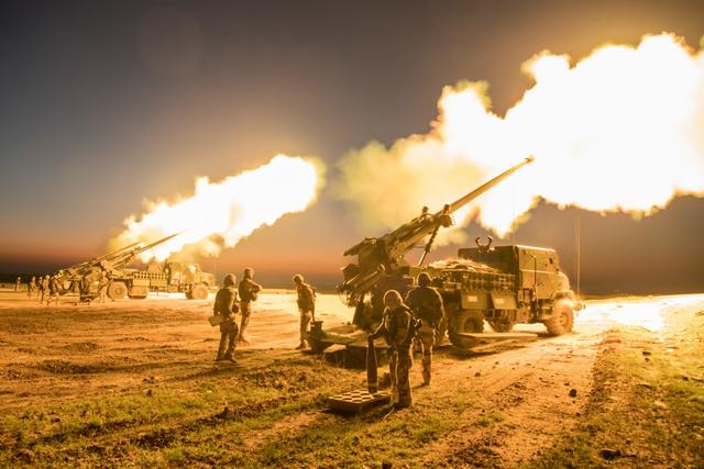 法军"凯撒"火炮猛烈开火轰炸恐怖分子 现场十分震撼