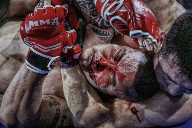 八角笼中打到失禁 女子格斗竟这么激烈