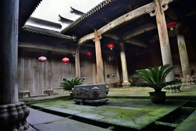 天井,在我国江南一带的古民居及祠堂,庙宇中极为常见.老住宅区