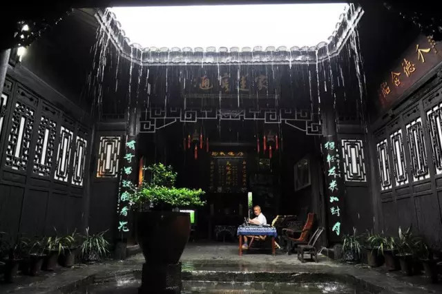 天井,在我国江南一带的古民居及祠堂,庙宇中极为常见.老住宅区